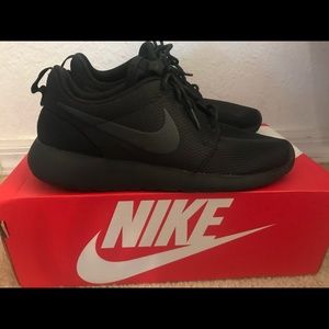 Black Nike Roshe